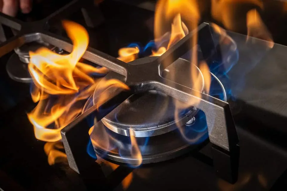Gas cooktop burner with tall flames