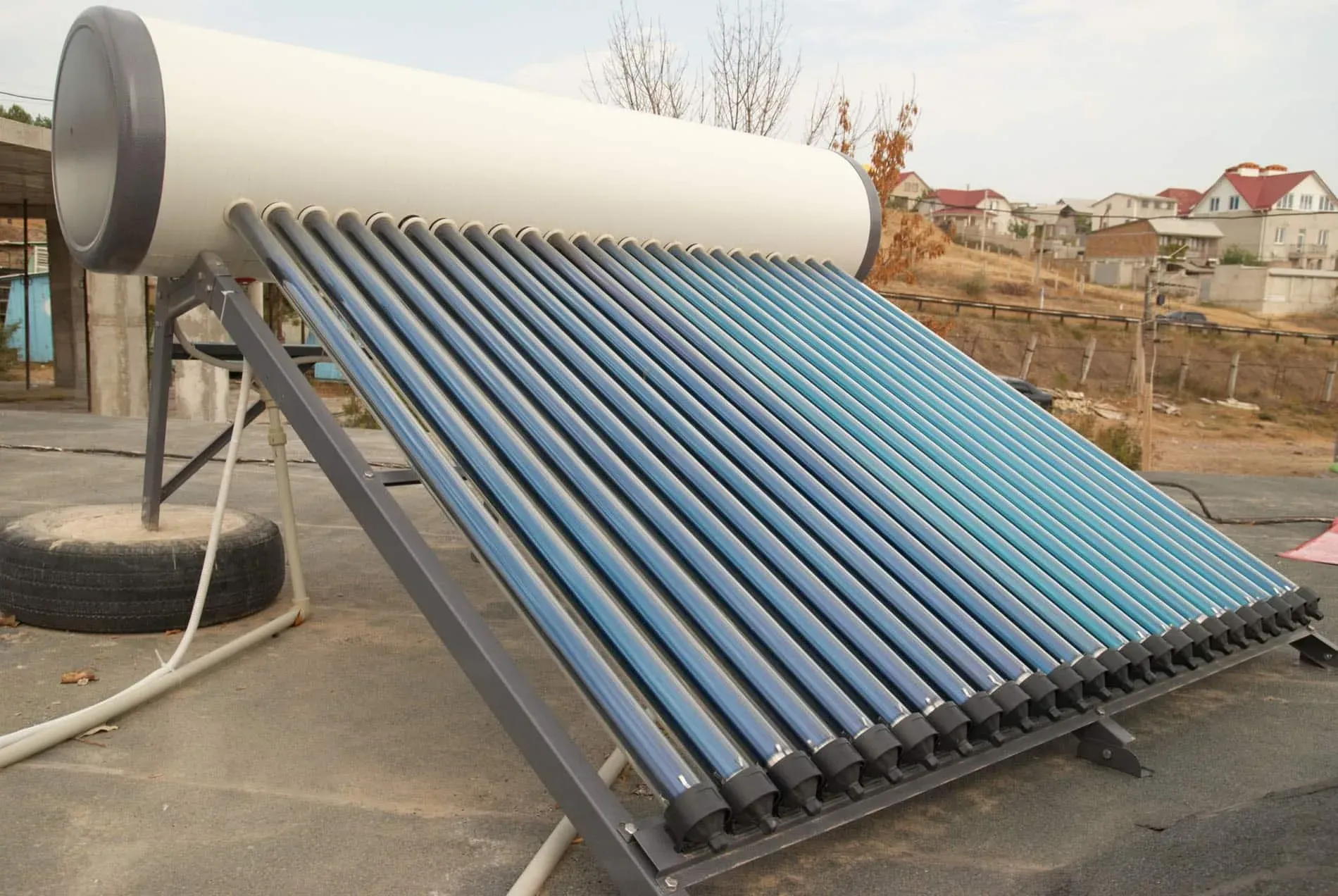 Evacuated tube solar hot water system with its roof tank